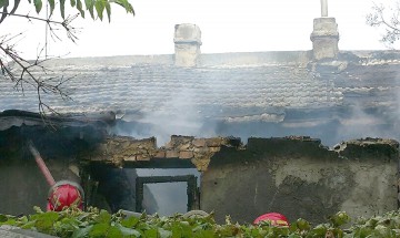 Doi vârstnici din Constanţa şi-au pierdut casa în urma unui incendiu